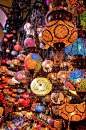 在伊斯坦布尔,有着世界最大、最古老的集市 Grand Bazaar ,这里汇集了上千家卖各式琉璃灯的商店，每当夜幕降临，灯火阑珊，热闹非凡。要是能在这样的灯海里来一次蓦然回首的邂逅那该有多好！