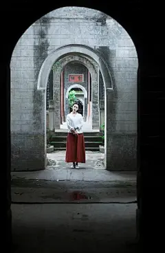 华年似水，那些走过的青春渐已淡去，唯有记忆里有些无法忘却的点，连成一条条忧伤的线，在四季更替中谱写一曲曲凄婉动人的旋律，那么动听，却又那么催人泪下。