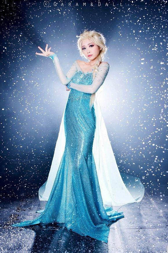 《冰雪奇缘》女主艾莎cos 魔幻冰雪背景.