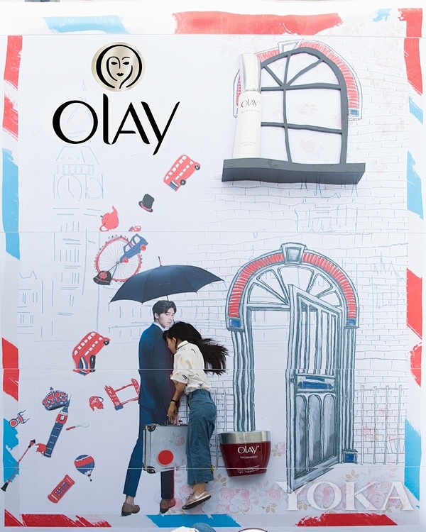 粉丝与Olay镜像合影互动装置亲密互动