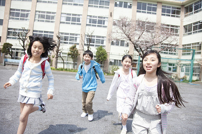 4名小学生离开学校