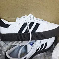 Adidas #adidas 一开始这款adidas sambarose才出来我觉得挺难看的 : Adidas #adidas一开始这款adidas sambarose才出来我觉得挺难看的，觉得模仿puma厚底，可是前几天突然看起来好顺眼，特别看到jennie 的海报！！心水！！正好亚马逊上有，立