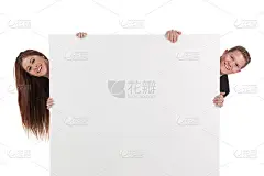 一对商业夫妇从海报后面偷看
