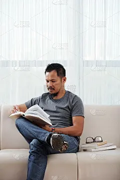 严肃的人读书