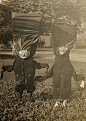 20世纪30年代的万圣节cosplay旧照片，南瓜与幽灵，僵尸与尖叫，骷髅与小丑……随便拿出来一张都能当做灵异怪谈的起源！