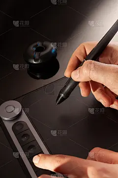 图形设计师工作与图形平板电脑。黑暗的背景。