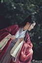 #汉服摄影# 危冠广袖楚宫妆，独步闲庭逐夜凉。自把玉钗敲砌竹，清歌一曲月如霜。