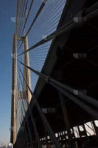 桥梁钢绳索结构在天空的背景