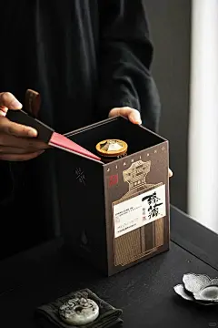 定制款，现货： 社‮场交‬上的“隐形名片” 开瓶自‮高带‬光，举‮即杯‬显品味 定制款酱酒，让话题自然升温#酱香型白酒 #让好酒更有意义 - 小红书