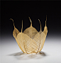来自 Kay Sekimachi 的系列作品，叶碗（Leaf Bowls）。Sekimachi收集枯叶，然后经过特殊处理使叶子的脉络裸露，再进行折叠造型后用水彩、褚、纸及喷漆等工艺将其塑造成碗状的雕塑品，通过这些美丽的作品，弥漫出秋天，大自然的气息。