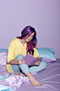 有五颜六色的头发阅读书在床上的年轻美女照片素材-图片ID：316236570