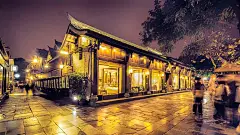 宽窄巷子作为成都的一张名片，已经成为外地游客到成都必去的景点之一，在这里，你可以品尝到最地道的美食，体会到最民风民俗的川西风情。