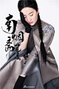 组图：《南烟斋笔录》首曝造型 刘亦菲顾盼生辉黑纱难遮美颜 : 《南烟斋笔录》正式曝光了一组“缘起南烟”版角色造型，刘亦菲饰演的陆曼笙或身披黑色斗篷头垂眸遐思，或头戴一顶黑色礼帽、身着黑色披肩及黑手套，气质清冷、顾盼生辉。