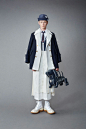 Perkk
5-28 21:40
来自 微博 weibo.com
Thom Browne 2022 男装度假系列，采用可持续面料，搭配水手帽与螺旋桨绅士帽呼应度假主题。

Thom Browne 在 WWD 中提到：「在过去的三、四年中，我一直在探索将男性穿成传统的女性服装的想法，这对我来说已经成为日常了，在此系列中，裙子几乎和裤子一样多感觉是很自然的，对我来说度假系列俨然已成为正宗的男士系列。同时也补充：「 休闲服装的想法并不那么有趣，而我对设计休闲衣饰的兴趣为零。」