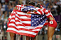北京时间8月10日，2012年伦敦奥运会田径项目进入到第八个比赛日的争夺。在女子4x100米接力赛中，由马蒂森、菲利克斯、奈特和杰特尔组成的美国队以40秒82的成绩夺得冠军，并且打破了保持27年之久的世界纪录。赛后美国队员进行庆祝。REUTERS/Lucy　Nicholson