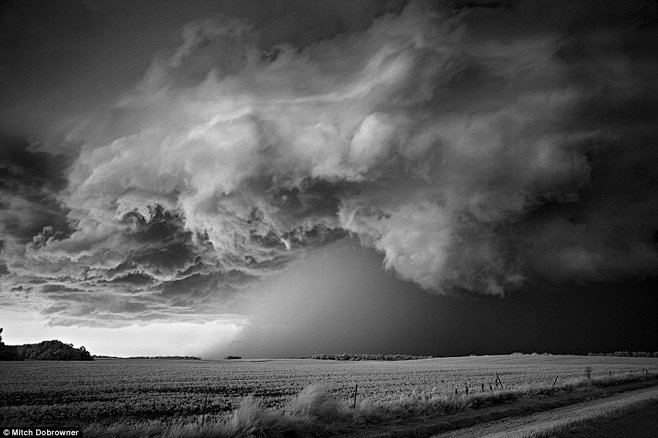 组图：美国摄影师拍摄最壮观美丽的龙卷风_...