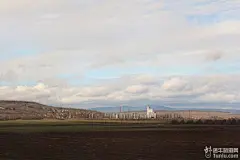 经过长达5个小时的车程，我们进入了巴黎的外围地区，天也放晴了。  法国给我的第一...
