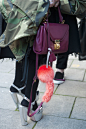 紫色 手提包 包包控们看过来，奉上伦敦时装周街头那些让人难以移开眼睛的俏包... | Amanda时尚笔记