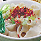 油泼面
原料
面粉
调料
鲜香味，酸辣味，香辣味。
http://www.yuda.cn/meishi/xianshi/youpomian28.htm