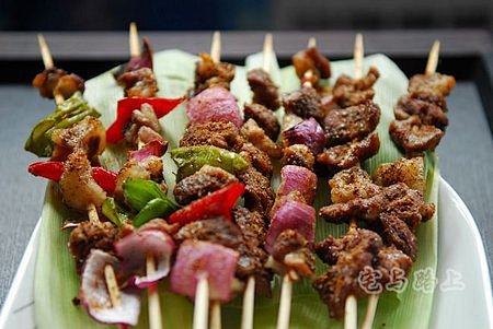 新疆烤羊肉串
1.孜然加干辣椒炒出香味，...