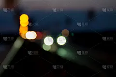 夜景模糊了车灯
