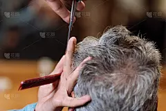 老人理发时的背影