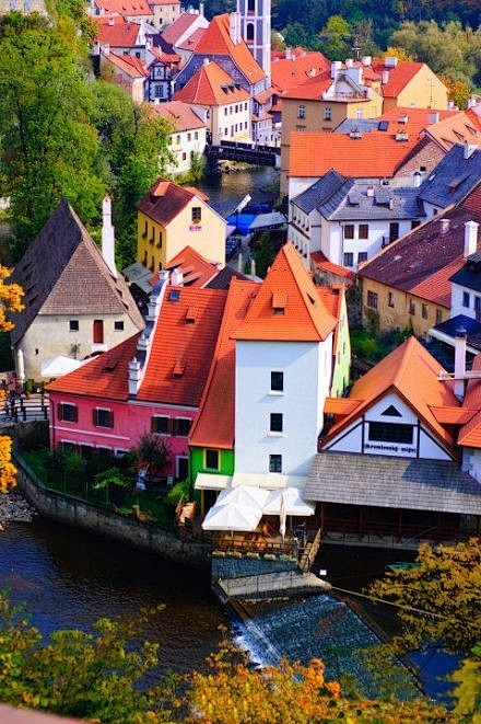 捷克的一座小城，河水穿流而过，怎一个美字...