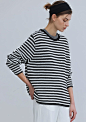 Nube Stripe Knit in Black : 블랙&화이트 스트라이프가 주는 클래식한 분위기를 편안하게 풀어낸 Nube Stirpe Knit입니다. 전체적인 사이즈에 여유를 주어 편안한 실루엣이 표현될 수 있도록 디자인하였습니다. 넓은 립 조직이 더해진 소매라인에서 우아한 실루엣을 느낄 수 있으며, 소매를 가볍게 걷어 