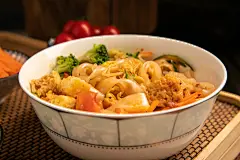 爽口劲道凉皮特色小吃面食美食摄影图