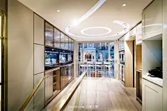 设计风格: 现代简约
项目面积: 100-300平米
工程造价: 50-100万
项目地址:英国
设计说明:
Galoupet餐厅位于英国伦敦的骑士桥附近，餐厅分为葡萄酒展示区和用餐区和休息室。浅色的橡木地板,墙面上也用了浅白色的墙板，简练利落，楼梯的金属扶手增加一些小小的奢华。白色的餐桌搭配白色皮革长椅，简洁干净。休息室充满了更多的魅力,黑色和白色的大理石和金色的壁纸,相得益彰，石墨灰的麂皮绒座位和古色古香的黄铜桌凳子配以奢华的古董镜子,整个餐厅设计空间低调奢华。