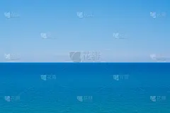 在海上度假，晶莹剔透的海水纹理与耀眼的阳光