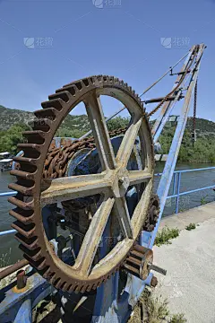 老吊车停在码头上，把船拉到岸边