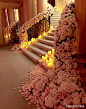 楼梯上的漂亮鲜花装饰