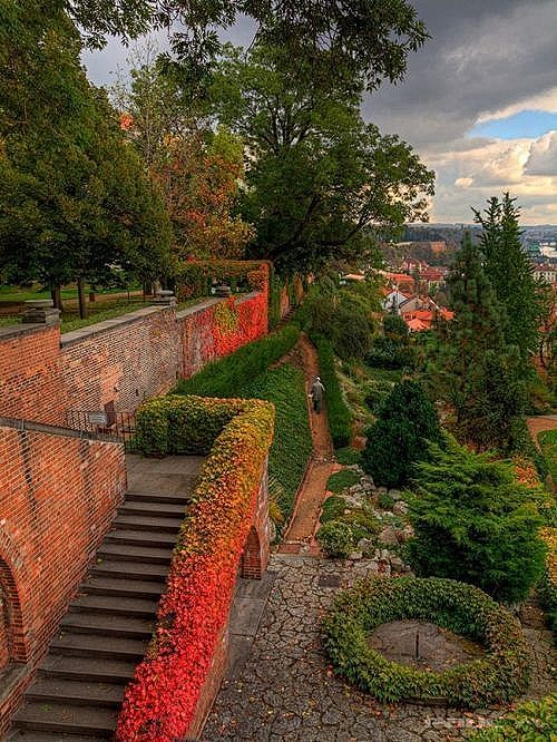 布拉格城堡花园 - 捷克。有种回归大自然...