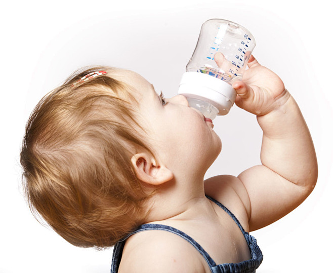 奶瓶喝水的女宝宝图片素材