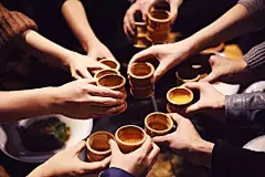 除夕，立春 : 人间喜团圆，欢心过肥年。