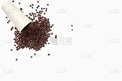 棕色的咖啡豆从一个白色的杯子里溢出来。咖啡背景与烘焙咖啡豆在框架的左边部分，豆子溢出玻璃在一个空的白
