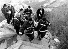 北京香山游客游玩不慎摔伤被困 消防员成功营救