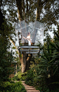 墨西哥一座花园中的玻璃树屋 Glass Treehouse In Mexico City - 灵感日报 :   说到树屋（treehouse），人们往往想到要么是木头、要么是竹子。而今天看到的这座位于墨西哥城中心西侧山林中的树屋却是一间透明的小屋。     小屋由建筑师Gerardo Broissin设计，名为“Chantli Kuaulakoyokan”，墨西…