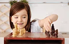 可爱的小女孩自己动棋子
