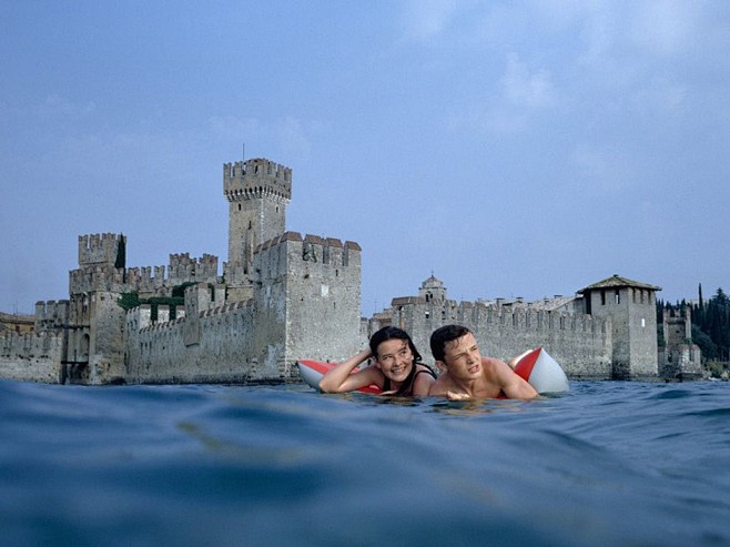 意大利斯卡利杰罗城堡的加尔达湖，一对双胞...