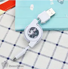 苹果系统伸缩数据线-魔道蓝湛和魏婴，本产品完美兼容IOS 7/8/9，可以使用Lighting接口将iPhone、iPad或者iPod设备连接到你的电脑

USB接口，进行数据传输和充电。使用很方便哦，每一部分的设计都是精心设计，看着萌萌的动漫人物，手机和

电脑数据的传输是不是也感觉变得很快啦。
【颜色】以实物为准
【接口】Lighting
【尺寸】线长80cm
【包装】吸塑卡纸包装