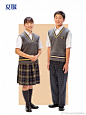 福岡県 沖学園高等学校 制服（图1-3）旧制服（图4-9）
新制服为灰色西服搭配绀黄色格裙，领带设计十分有特色，跟格裙是相映的。
旧制服为灰黑色系，领带、针织背心的设计都酷酷的。
（冲学园高校） ​​​​