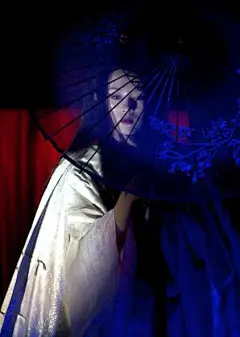 薄暮现象和月光电影


人眼对波长的敏感度是不一样的——人的眼/脑对于蓝色和红色的敏感度较低，特别是在昏暗的光线下，不同颜色看上去的亮度不同。

清晨，蓝色的花看上去比红色更明亮，但是在大白天的时候，红色的花比蓝色的看上去更亮。这种现象被称为薄暮现象，它会欺骗我们的大脑，让我们感到月光带有一点蓝色，而实际上月光只是经过反射了的太阳光，和白天的阳光的颜色是一样的。

这就是为什么在电影中，传统上会用略带蓝色的灯光给夜景布光，亮光下红色比蓝明度强10倍 低明度环境下蓝色被红色明度强16倍 因此明度要因环境调整