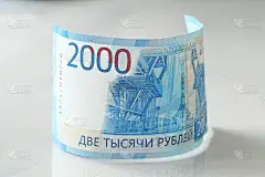 两千卢布加一张钞票。2017年新版2000卢布俄罗斯纸币。现金纸币蓝色货币