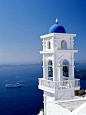 爱琴海是地中海东部的一个大海湾，位于地中海东北部、希腊（Greece）和土耳其（Turkey ）之间。爱琴海岛屿众多，所以爱琴海又有“多岛海”之称。爱琴海是黑海沿岸国家通往地中海以及大西洋、印度洋的必经水域，在航运和战略上具有重要地位。