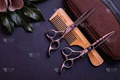 美发师的剪刀、美发师的包、梳子和木质装饰放在有纹理的背景上