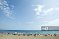 Vacationers on beach_创意图片