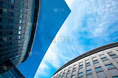 现代办公大楼对蓝蓝的天空
