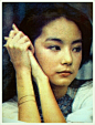 林青霞曾被誉为东南亚第一美女，拍过一百多部电影，角色从青春玉女演到女侠，并且凭借《滚滚红尘》获得台湾电影金马奖最佳女主角奖。1992年，林青霞以《笑傲江湖Ⅱ之东方不败》再攀事业高峰。是我喜欢的最能演男人的女人。
